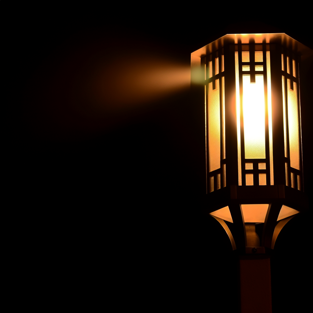 Un lampadaire art déco diffuse une lumière chaleureuse.